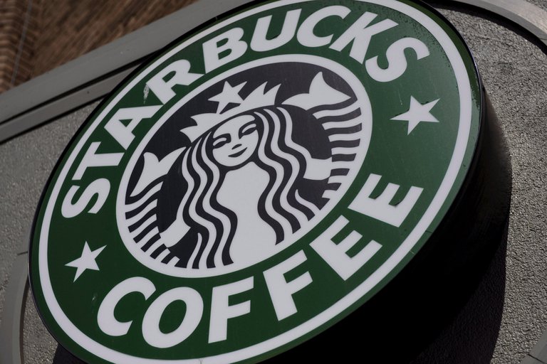  Starbucks se sumó a las más de 160 compañías que retiraron sus anuncios de Facebook